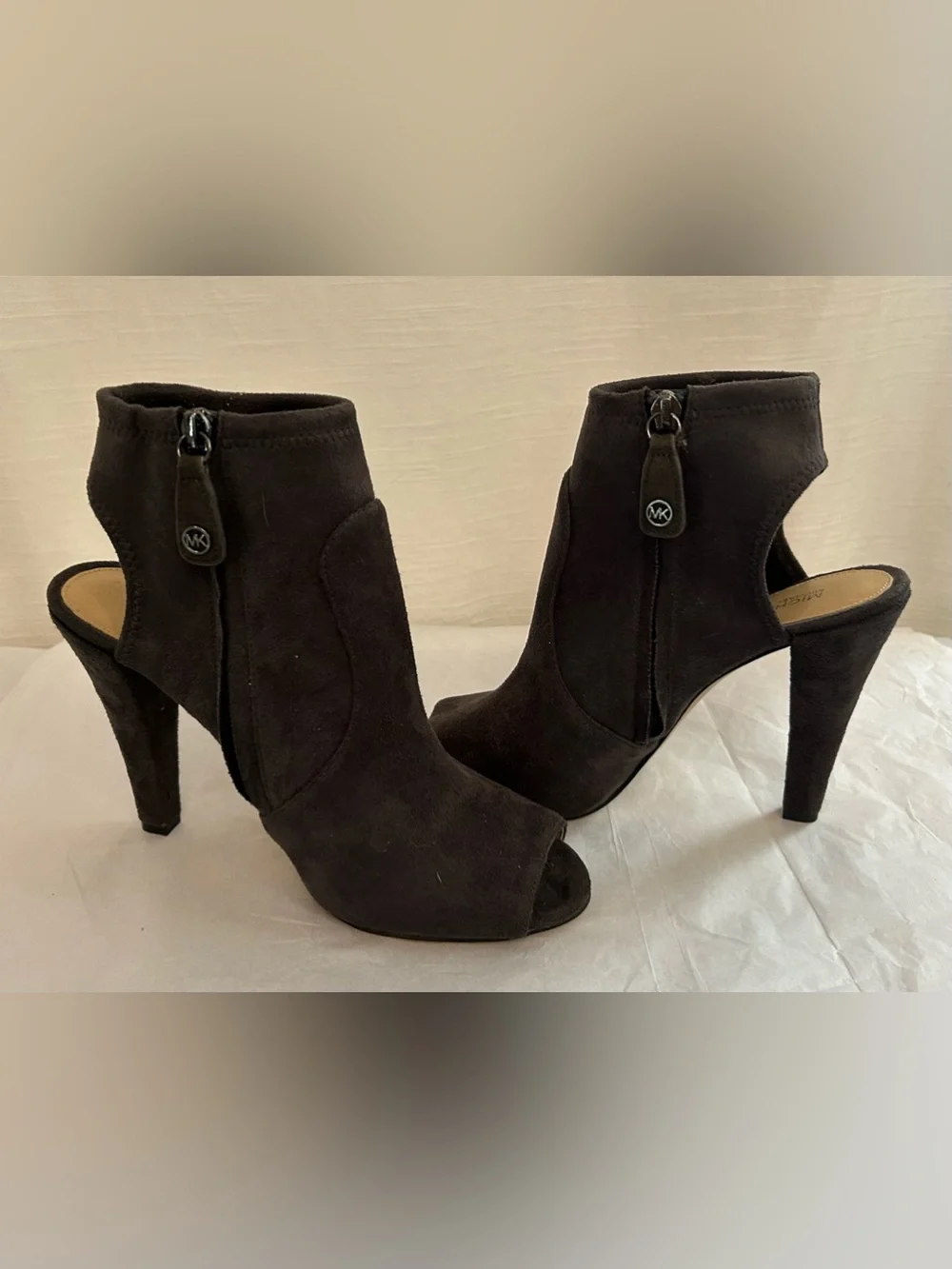 Michael Kors chic peep